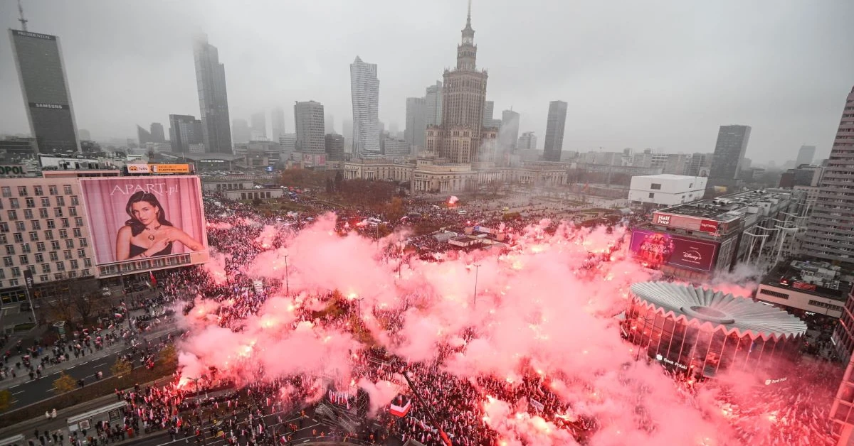 Ruszył Marsz Niepodległości. Mimo zakazów race i świece dymne poszły w ruch