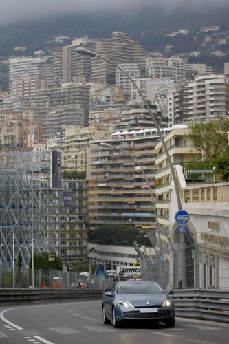 ...turbodiesel Dci o mocy 235 KM i benzyna 3,5 l. o mocy 240 KM