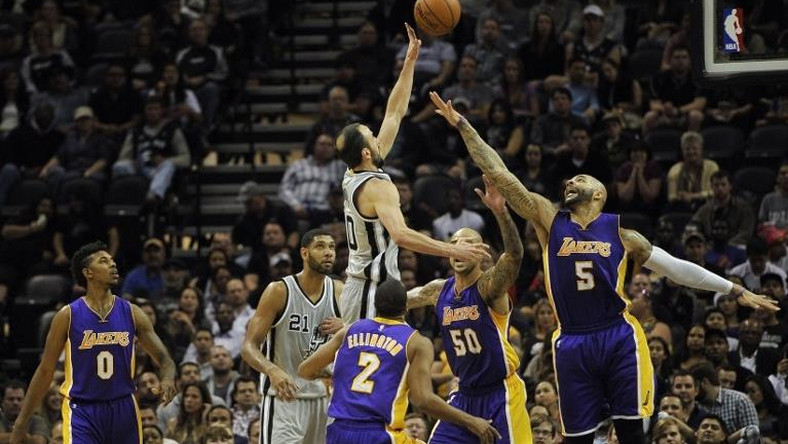 Koszykarze Los Angeles Lakers pokonali po dogrywce w meczu ligi NBA w San Antonio broniących tytułu Spurs 112:110. W innych piątkowych spotkaniach serię porażek przerwały New York Knicks i Detroit Pistons.