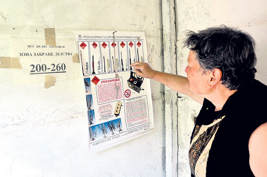 Starica nam pokazuje kojim tipom naoružanja rukuje