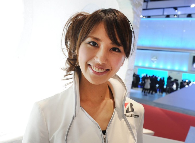 Salon samochodowy w Tokio - dziewczyny