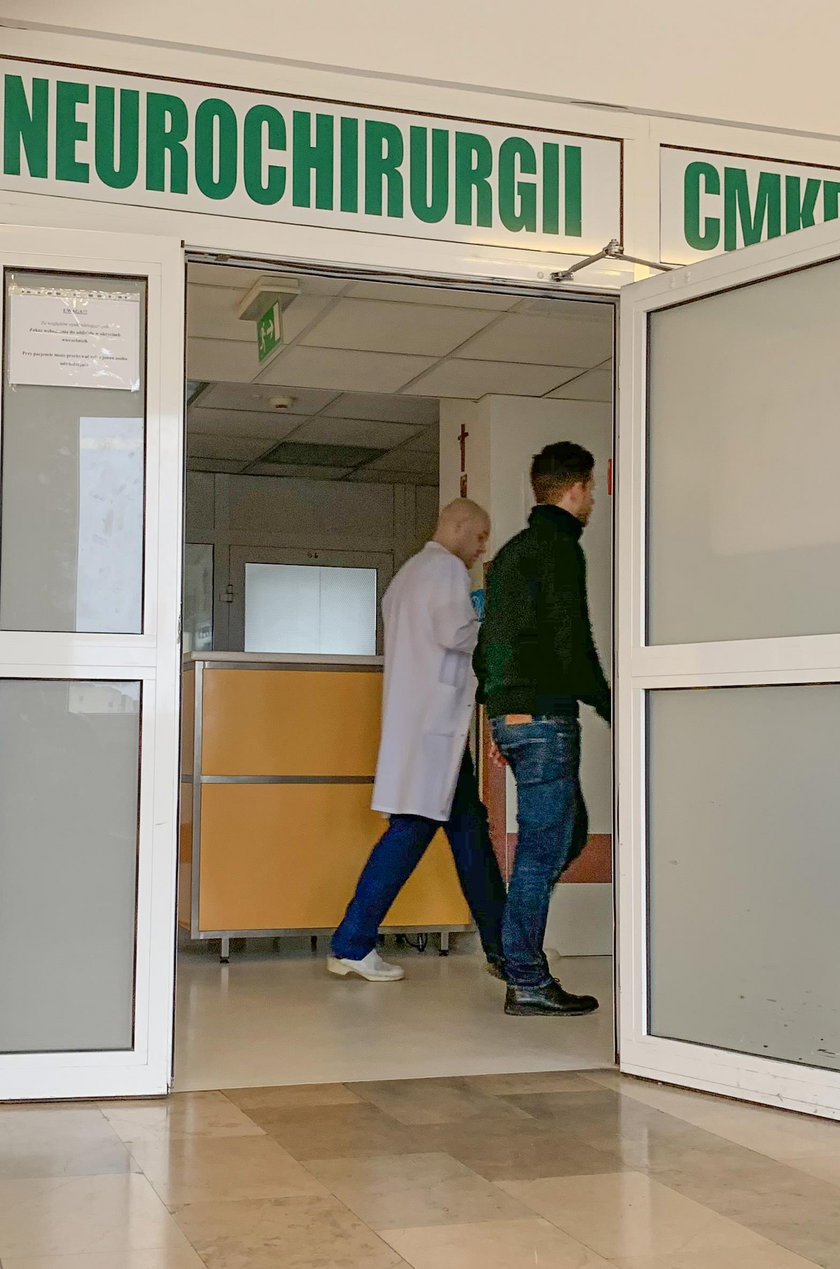 Antek Królikowski odwiedził ojca w szpitalu
