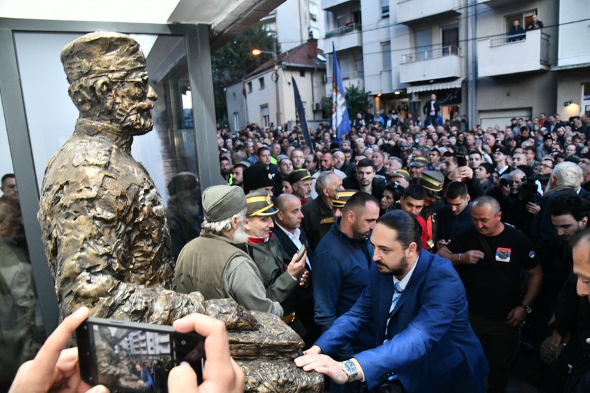 Otkivanje spomenika Draži Mihailoviću okupio je veliki broj ljudi