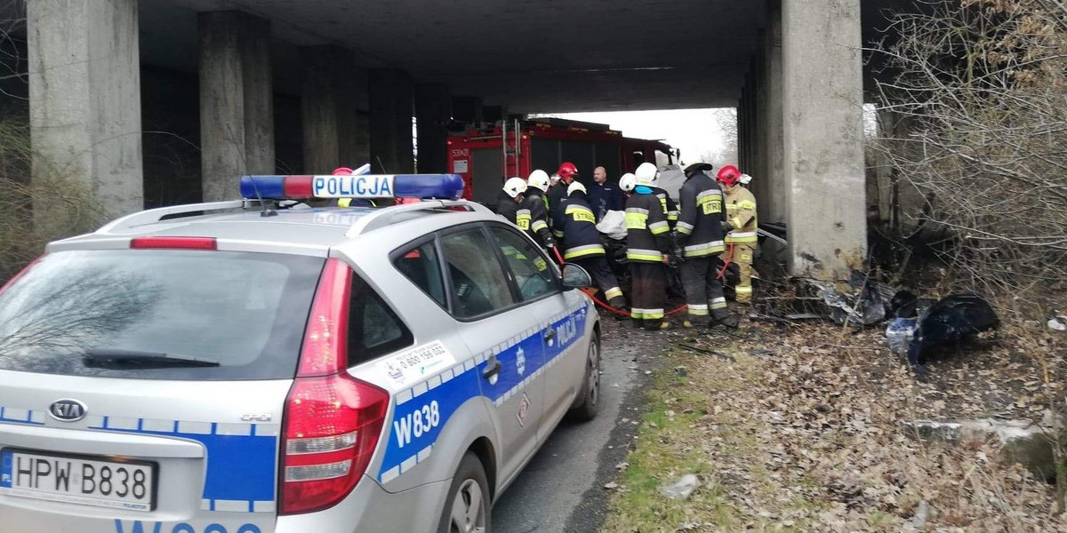 Samochód wbił się w filar wiaduktu