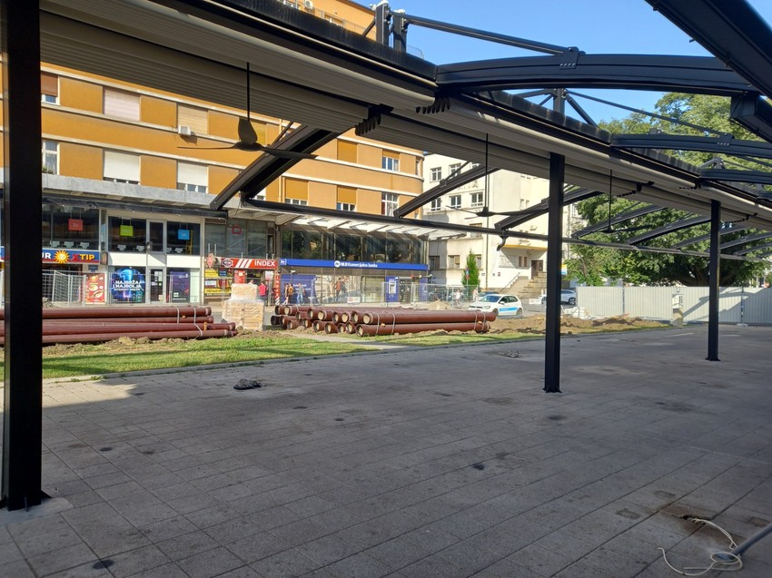 Ispražnjene bašte kafića