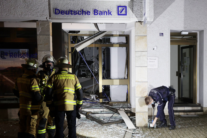 Zniszczony oddział Deutsche Banku po wysadzeniu bankomatu w Osterath w Nadrenii Północnej Westfalii