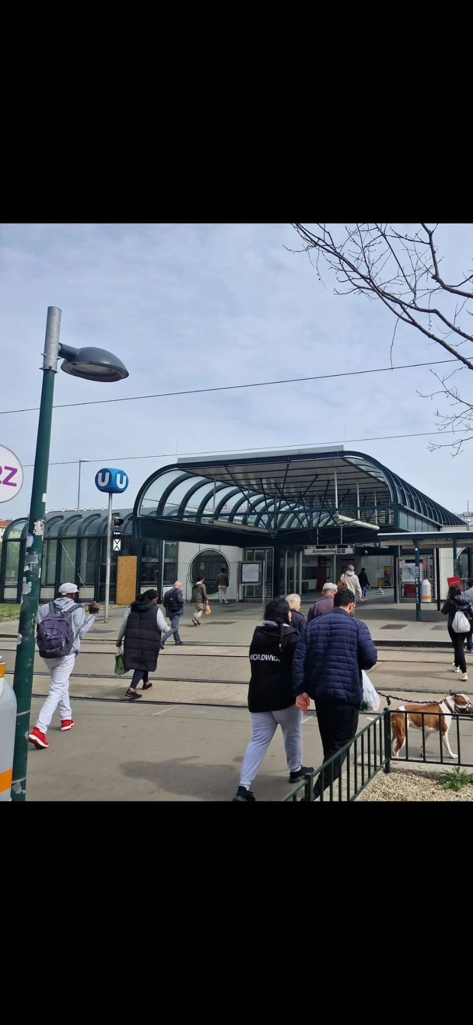 Tramvajska stanica u centru Beča gde je snimljena devojčica koja liči na Danku Ilić u društvu dve žene
