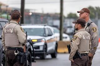 AI uznało paczkę chipsów za pistolet. Uzbrojeni policjanci skuli 16-latka przed szkołą [WIDEO]