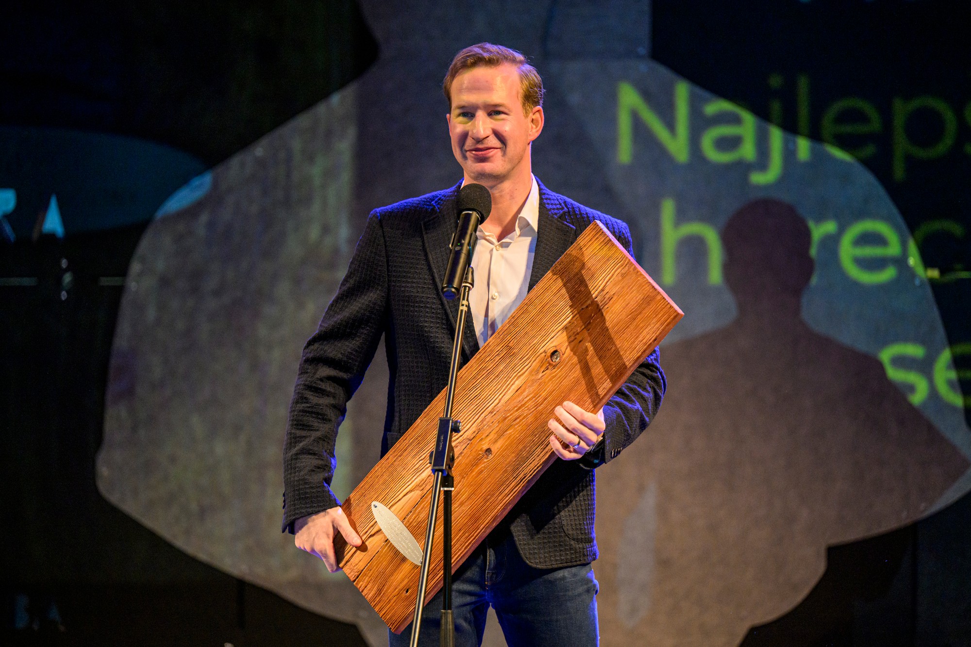 Slovenský herec Roman Poláčik s ocenením Dosky. 