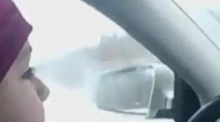 Autót vezet a jeges úton a nyolcéves - videó