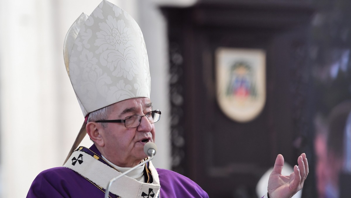 - Tragiczna śmierć Pawła Adamowicza to dzwon na trwogę, wezwanie do rachunku sumienia, przemiany stylu naszego życia politycznego, wspólnotowego, społecznego, medialnego, do wyrugowania z języka pogardy, poniżania, deprecjonowania, obdzierania ze czci - powiedział w homilii w czasie uroczystości pogrzebowych prezydenta Gdańska Pawła Adamowicza abp Sławoj Leszek Głódź.