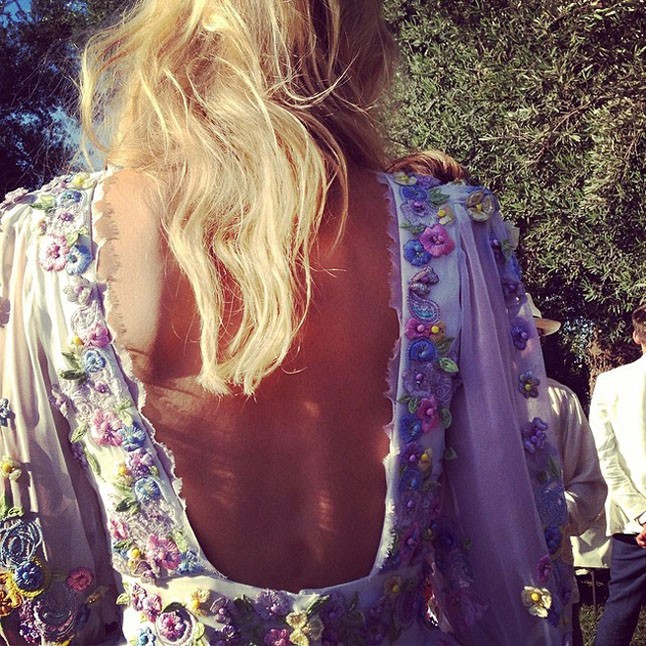 Poppy csodaszép Pucci ruhája közelebbről.