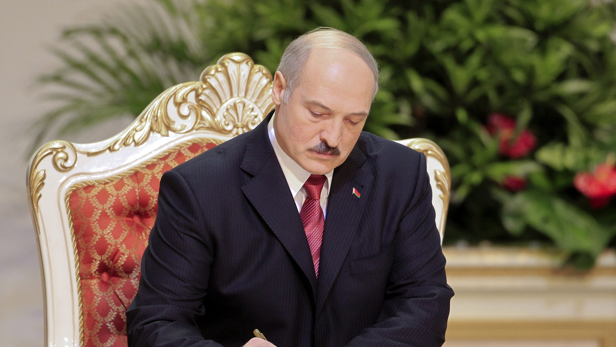 Alaksandr Łukaszenka oznajmił podczas ceremonii zaprzysiężenia na czwartą kadencję prezydencką, że wirus kolorowych rewolucji zwycięża tylko w słabych krajach, a na Białorusi nie ma dla niego sprzyjającej gleby.