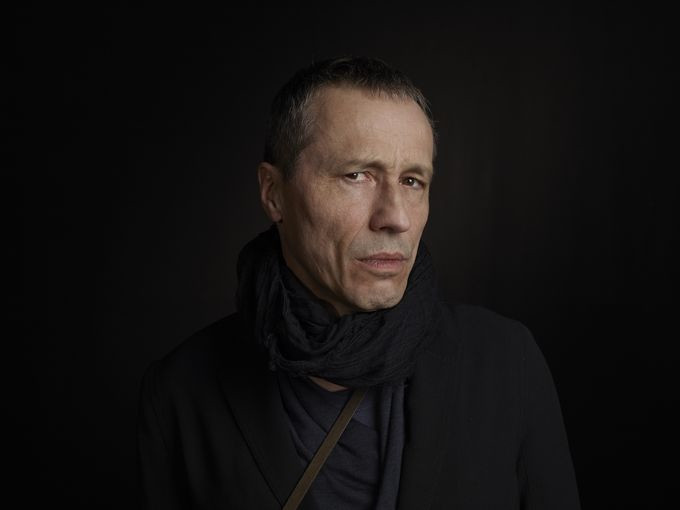 Adrian Cross (Michael Wincott)