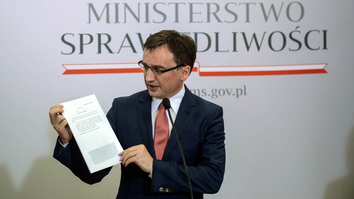 Nowelę ustawy o notariacie, która zakłada nagrywanie czynności notarialnych, zapowiada minister sprawiedliwości prokurator generalny Zbigniew Ziobro. Dodał, że chodzi o zwalczanie lichwiarskich pożyczek, które doprowadzają wielu ludzi do tragedii, a wielu ląduje na bruku.