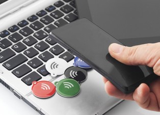 Pieczątka i cyfrowy fintech to byty trudne do pogodzenia