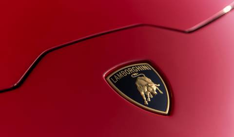 Koń w logo Ferrari, byk u Lamborghini: skąd się wzięły? Tłumaczymy znaczenie słynnych emblematów