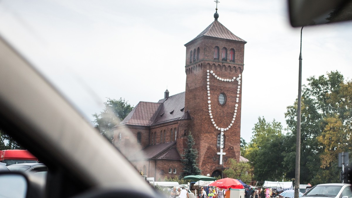 Proboszcz parafii św. Bartłomieja we Wsoli pod Radomiem otrzymał 10 tys. zł kary za powieszenie wielkiego rózańca na elewacji kościoła. To decyzja konserwatora zabytków, który zwrócił uwagę na zabytkowy charakter budynku - informuje Polskie Radio RDC.