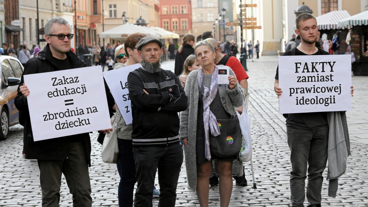 Pod pomnikiem Mikołaja Kopernika w centrum Torunia odbyła się w niedzielę manifestacja przeciw procedowanej przez Sejm ustawie - podaje "Gazeta Pomorska". Projekt nowego prawa przewiduje kary za "propagowanie" lub "pochwalanie" stosunków seksualnych podejmowanych przez osoby poniżej 18. roku życia.