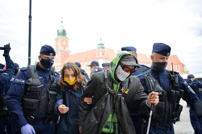 Epidemia koronawirusa może spowodować, że przychody brytyjskiej rodziny królewskiej z biletów wstępu do pałaców oraz sprzedaży pamiątek spadną o jedną czwartą, co z kolei zmusi dwór do szukania oszczędności - podał  dziennik "The Sun".