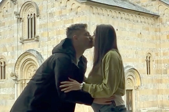 "GODIŠNJICA BRAKA" Dvostruko slavlje u domu našeg glumca: U 41. godini dobio sina, a sad pozira sa suprugom: Sve puca od ljubavi