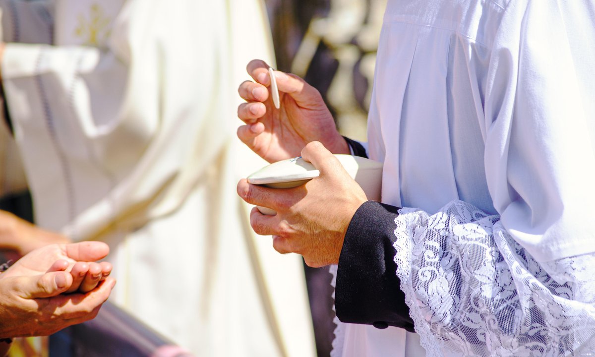 Czy po zjedzeniu mięsa w piątek można iść do komunii? Oto, co mówi Kościół