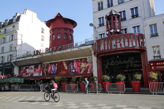 Zawalił się słynny wiatrak w kabarecie Moulin Rouge