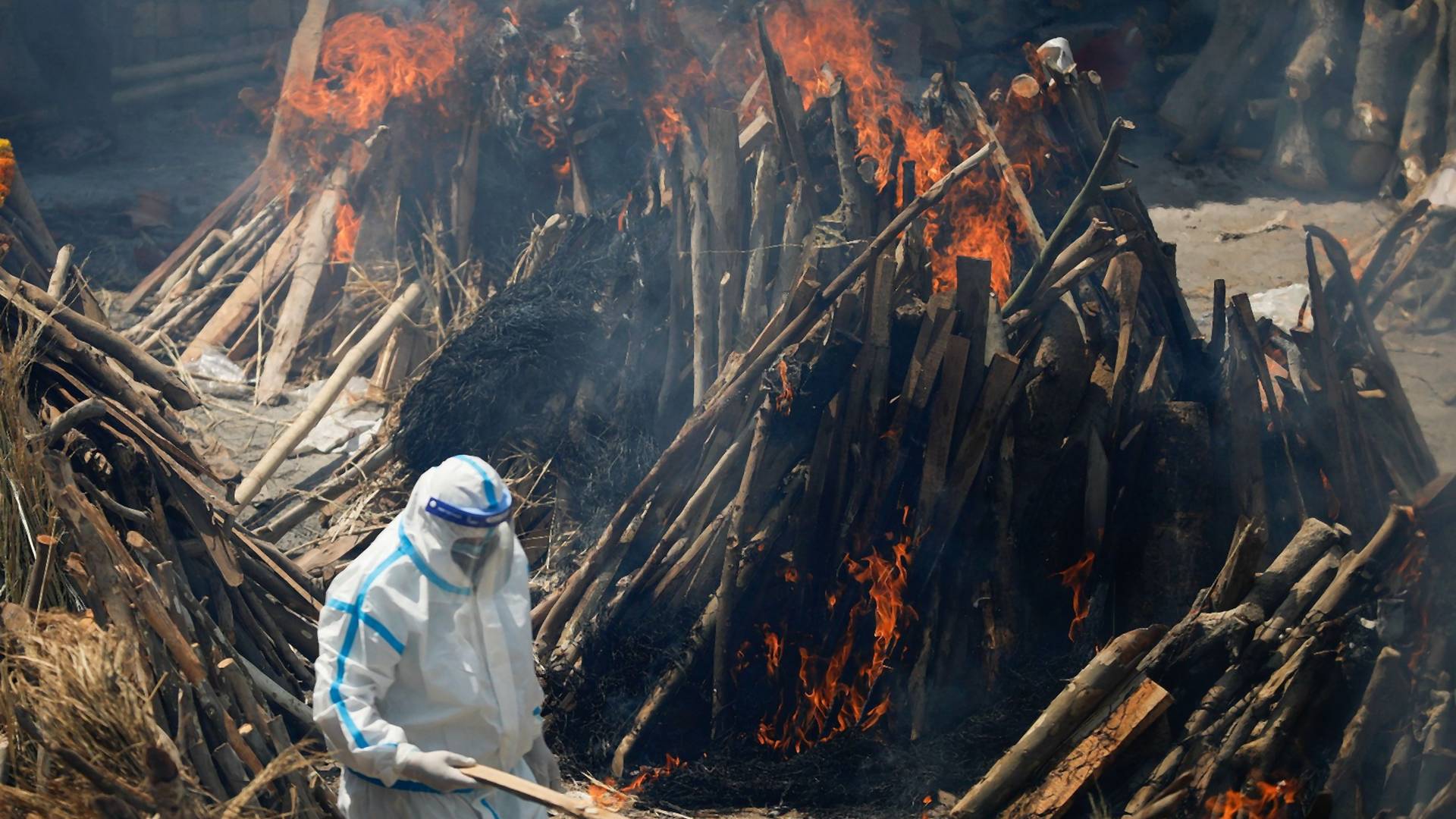 Pakao na zemlji se nalazi u Indiji: spaljuju na hiljade mrtvih od korone, zaraženi kiseonik kupljuju na buvljacima