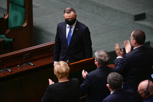 Prezydent Andrzej Duda podczas uroczystego zgromadzenia posłów i senatorów na sali plenarnej Sejmu w Warszawie