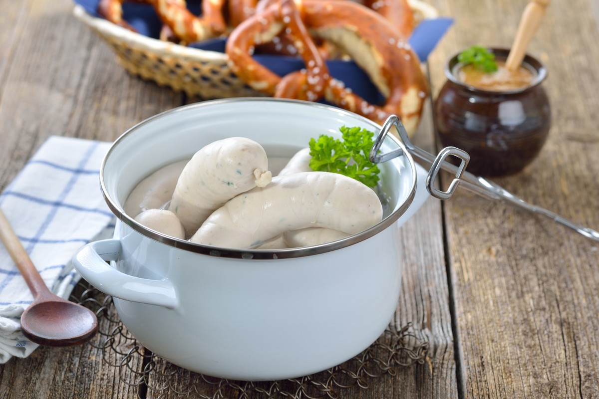 Woda po gotowaniu kiełbasy przyda się w kuchni. Dodaj ją do tych potraw