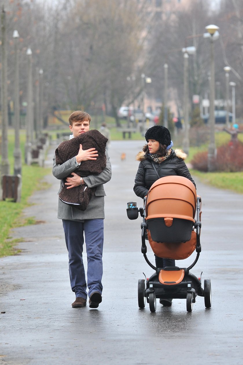 Kasia Cichopek i Marcin Hakiel z córeczką Hanią