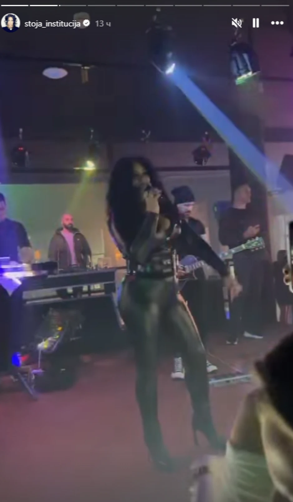 Stoja u lateksu od glave du pete na nastupu