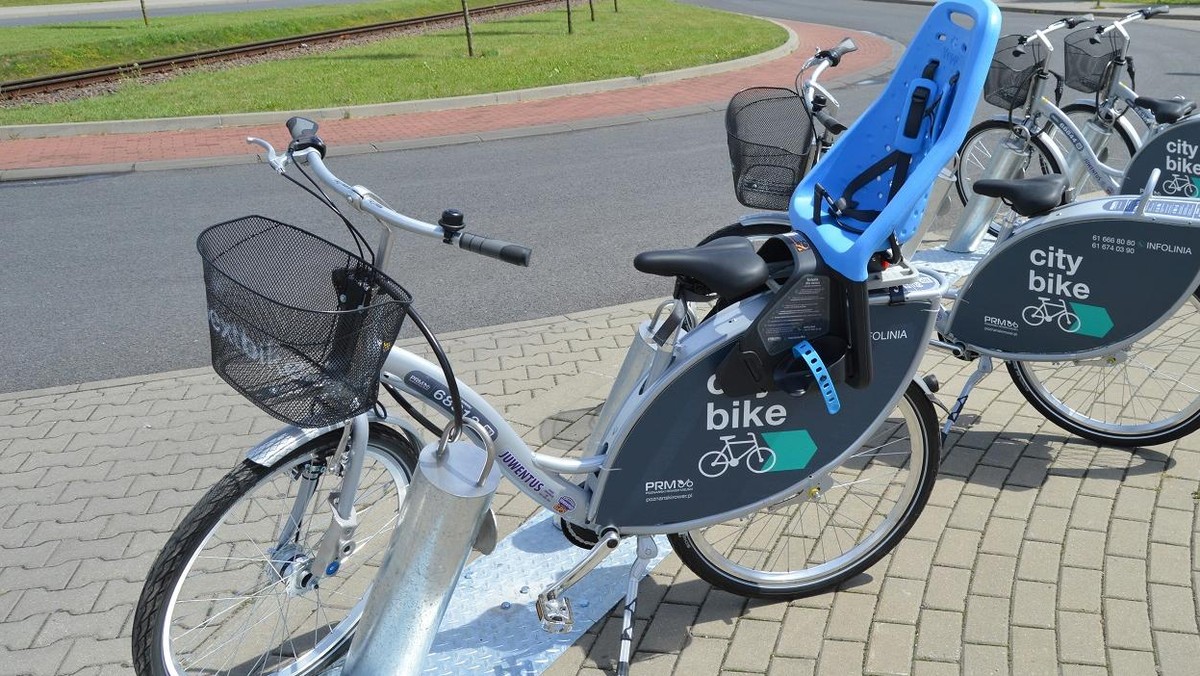 Oficjalnie sezon rowerowy w Poznaniu rozpocznie się już 1 marca. Rozpoczął się montaż stojaków na stacjach roweru miejskiego, a także budowa dodatkowych, w zupełnie nowych lokalizacjach. Łącznie w tym roku poznaniacy będą mogli korzystać z 88 stacji, na których znajdą ponad 900 rowerów.