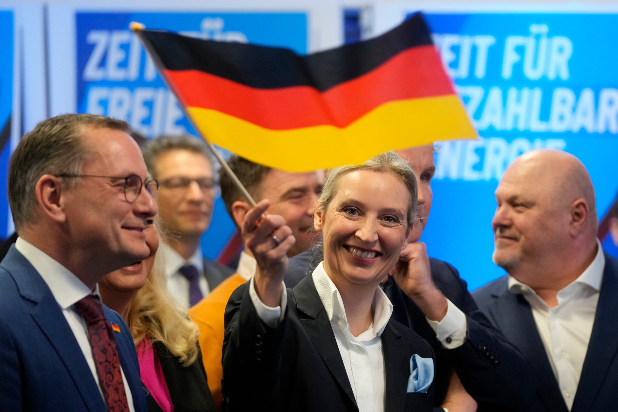 Spolupredsedníčka nemeckej nacionalistickej strany Alternatíva pre Nemecko (AfD) Alice Weidelová máva nemeckou vlajkou v sídle strany AfD.