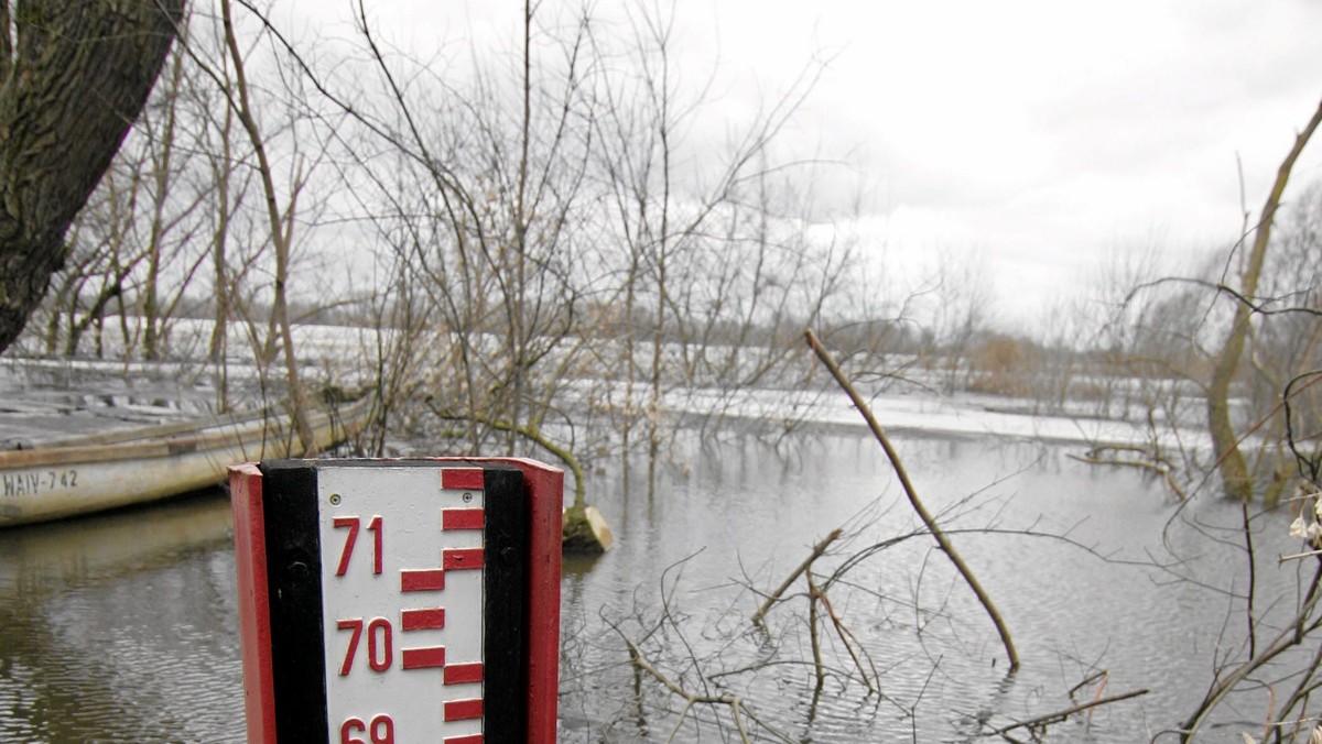 W związku z przyborem Wisły ogłoszono w Płocku (Mazowieckie) alarm powodziowy. W kierunku miasta płyną lodołamacze, które kruszą pokrywę lodową, umożliwiając swobodne spływanie wody w dół rzeki.