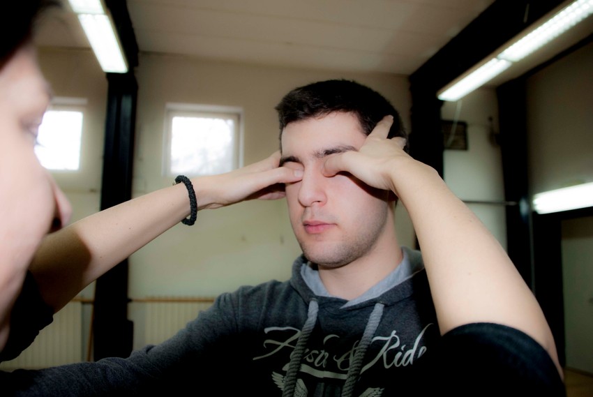 Ukoliko vas napadač davi, najbolji način samoodbrane je da mu nabijete prste u oči