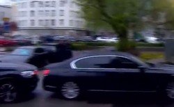 Stłuczka rządowych BMW pod siedzibą PiS. Brejza dla dziennik.pl: Przez głupotę, czy żeby odwrócić uwagę od Misiewicza?