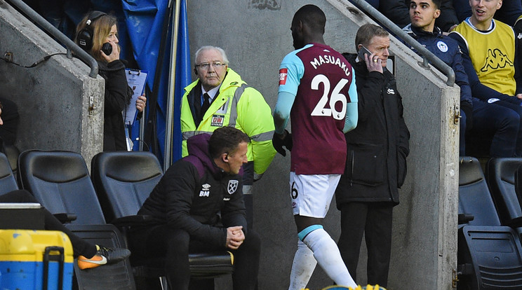 Arthur Masuaku leköpte a Wigan elleni meccsen az ellenfél játékosát, amivel a hatmeccses eltiltása mellett csapata kiesését is bebiztosította /Fotó: AFP