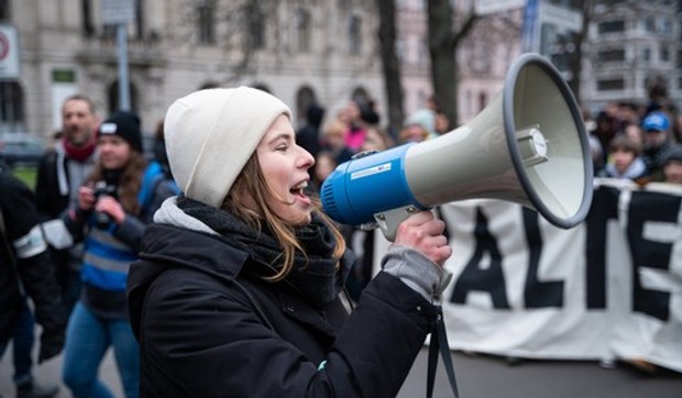 Mladi na protestu - ilustracija