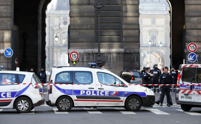 Zamach terrorystyczny w Paryżu. Strzały przed Luwrem