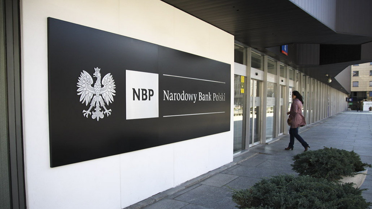 NBP przegrał dwa procesy z "Gazetą Wyborczą". Po wyrokach, które miały być "tożsame" pełnomocnik banku zarzucił sędziom plagiat i doniósł do Prokuratury Krajowej oraz KRS. <em>- </em>Ze zdumieniem przyjąłem próbę uzurpowania sobie przez NBP zupełnie nowego uprawnienia, jakim jest wpływanie, za pomocą swoich pełnomocników, na czynności urzędowe państwa - komentuje dla adwokat Mateusz Ostrowski.