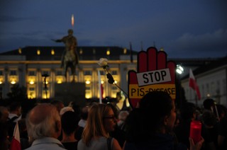 PO otworzyła w PE wystawę na temat protestów w Polsce. PiS ją krytykuje
