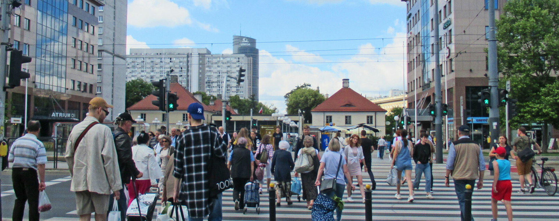 Ludzie na przejściu dla pieszych w Warszawie