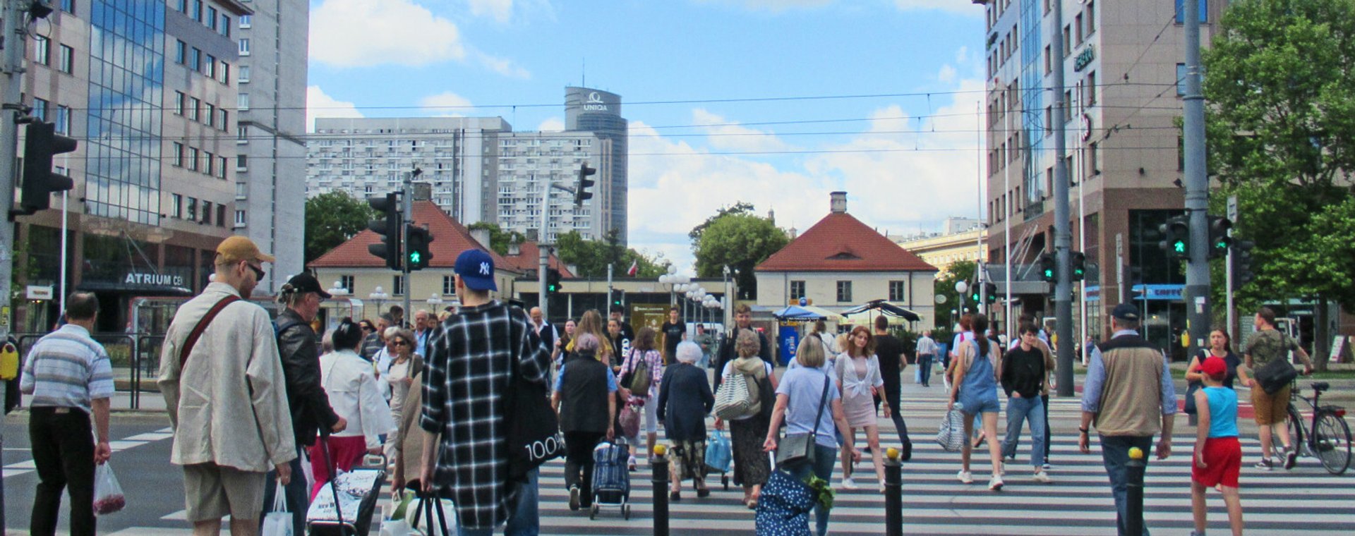 Ludzie na przejściu dla pieszych w Warszawie