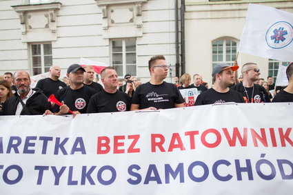 Karetki staną? Ratownicy medyczni znowu grożą protestem