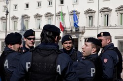 Budowlaniec, kucharz, ochroniarz, masażysta - tak dorabiają włoscy policjanci
