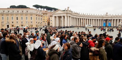 Tak wierni żegnali Benedykta XVI. Pogrzeb papieża rozpocznie się o godz. 9.30