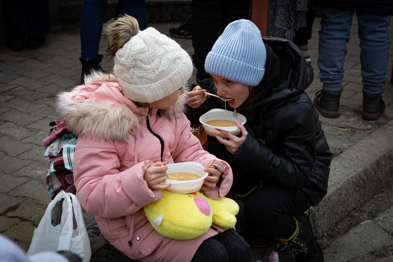 Posiłek dzieci z Ukrainy na granicy