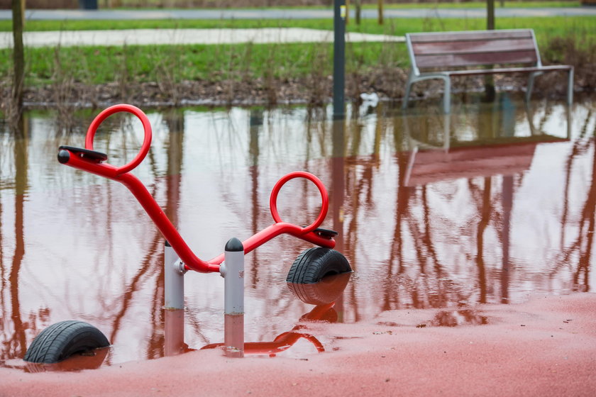 Zalany nowy plac zabaw w parku Wodziczki