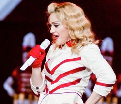 Madonna tańczy "Gangnam Style" i zbiera datki